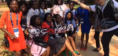 Angolalı kızların elinde Çarşı atkısı dilinde Beşiktaş türküsü kalbinde Deniz kartalı sevgisi