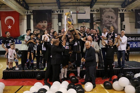Beşiktaş Mogaz, süper lig şampiyonluk kupasını törenle aldı
