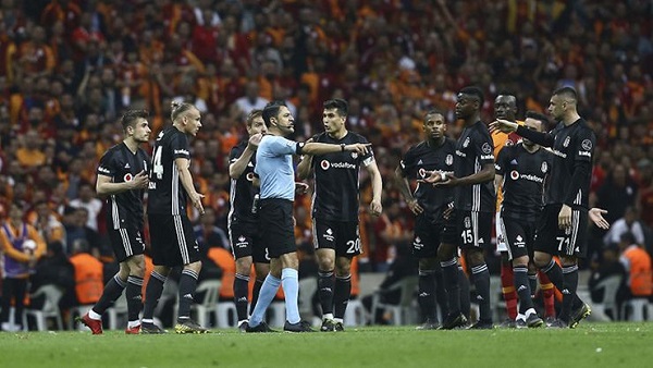 Beşiktaş taraftarının tepkisi sürüyor! Emek hırsızı Bülent Yıldırım!
