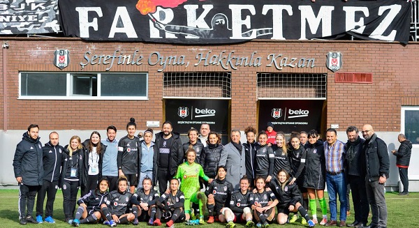 Başkan Ahmet Nur Çebi, Kadın futbol takımı ile bir araya geldi
