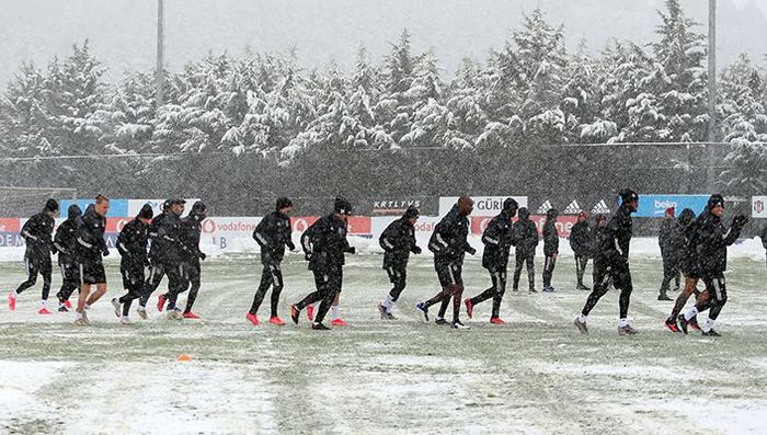 Beşiktaş, yoğun kar yağışı altında çalıştı