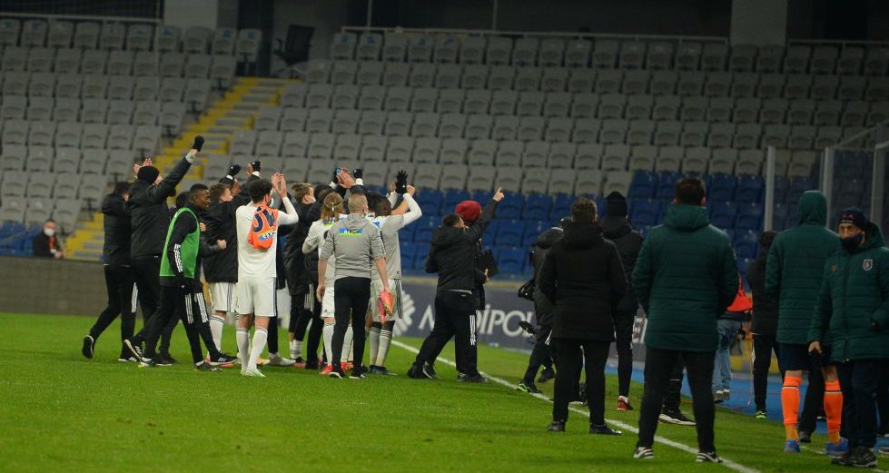 Beşiktaşlı futbolcular galibiyeti Sergen Yalçın’la kutladı