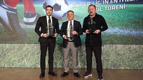 Yılın takımı ödülünü Beşiktaş, yılın teknik direktörü ödülünü Sergen Yalçın aldı